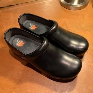 Men’s Dansko Clogs, shiny black